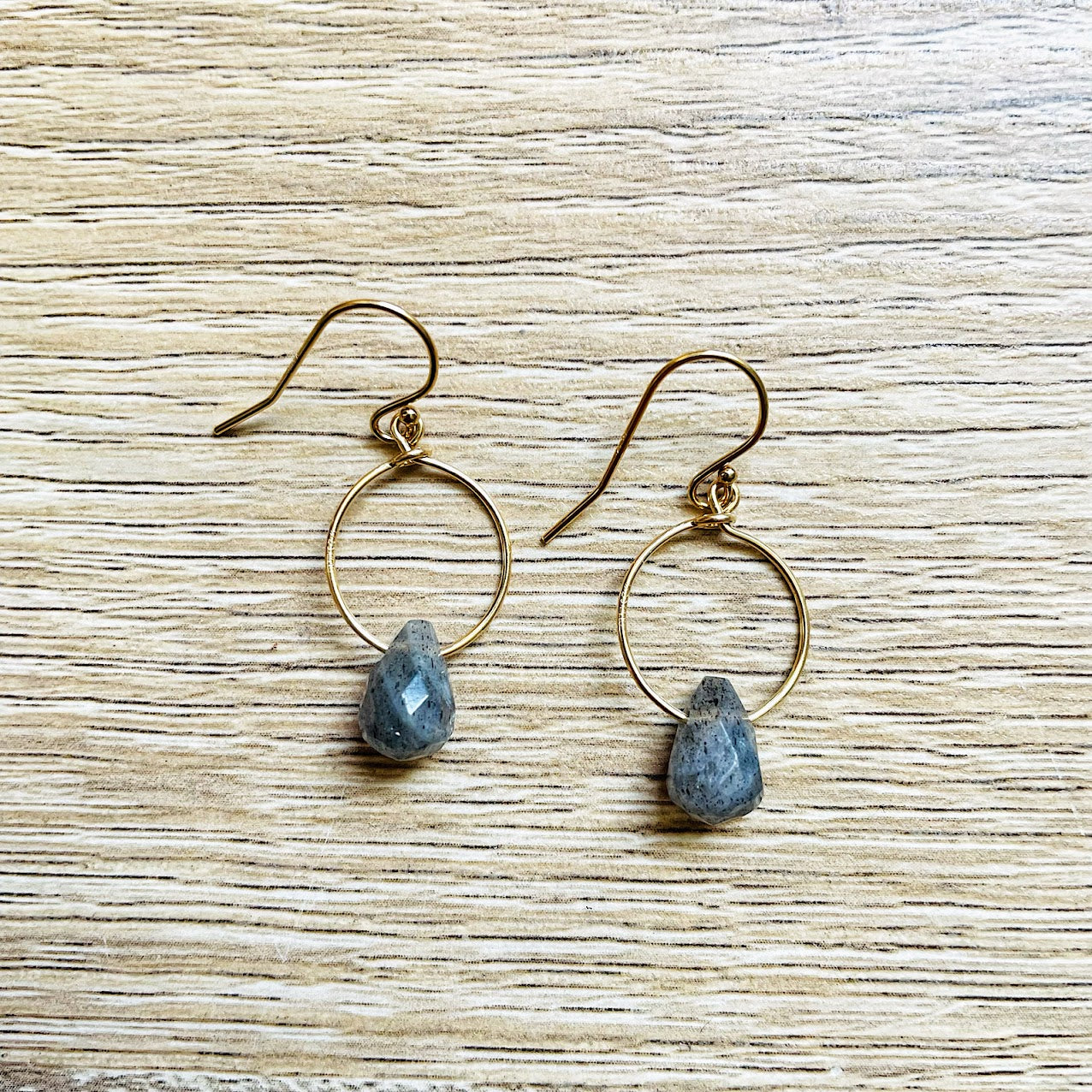 boucles-oreilles-goutte-labradorite-gris-plaque-or