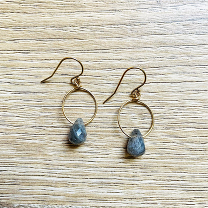 boucles-oreilles-goutte-labradorite-gris-plaque-or