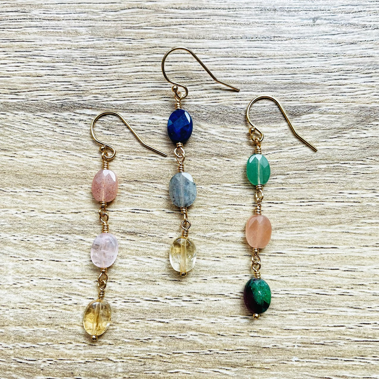 boucles-oreilles-pierres-naturelles-multicolore-plaque-or