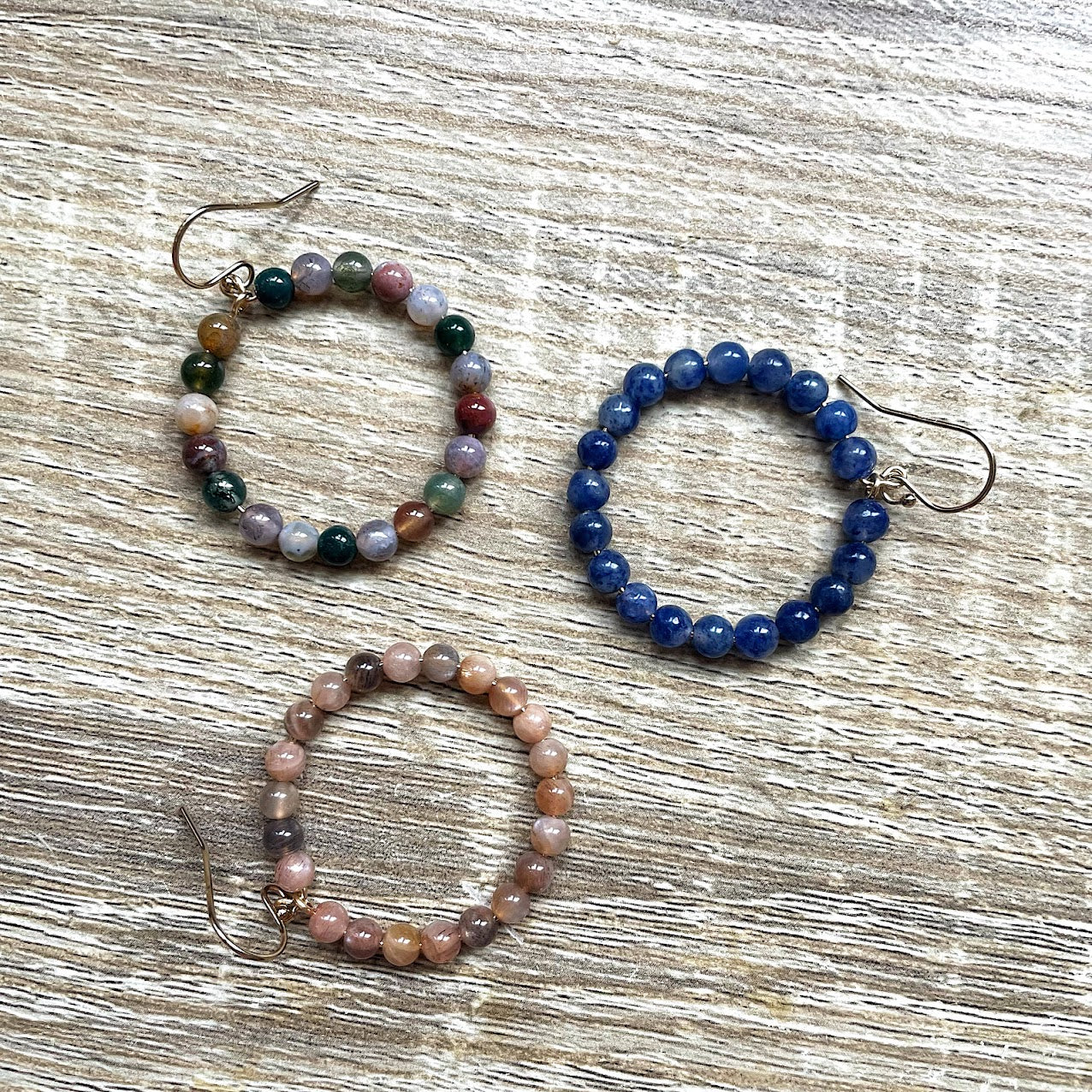 boucles-oreilles-pierres-naturelles-rond-plaque-or