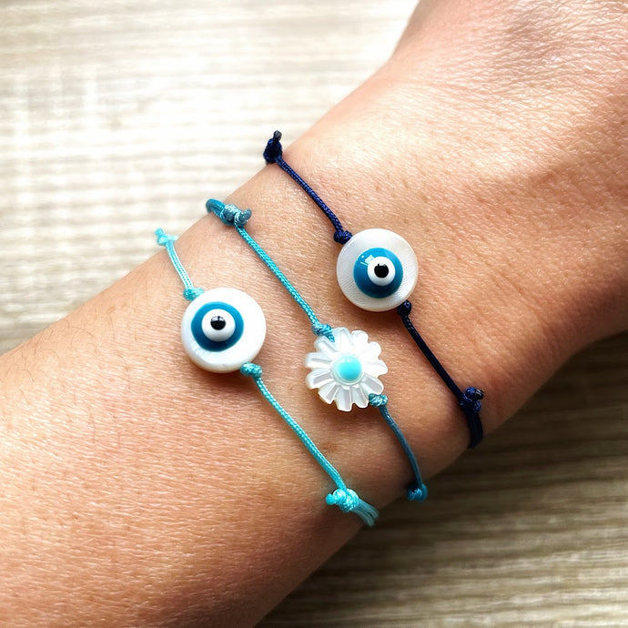 bracelet-cordon-coulissant-oeil-bleu-poignet