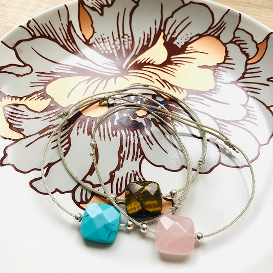bracelet-cordon-coulissant-pierres-naturelles-carre-argent