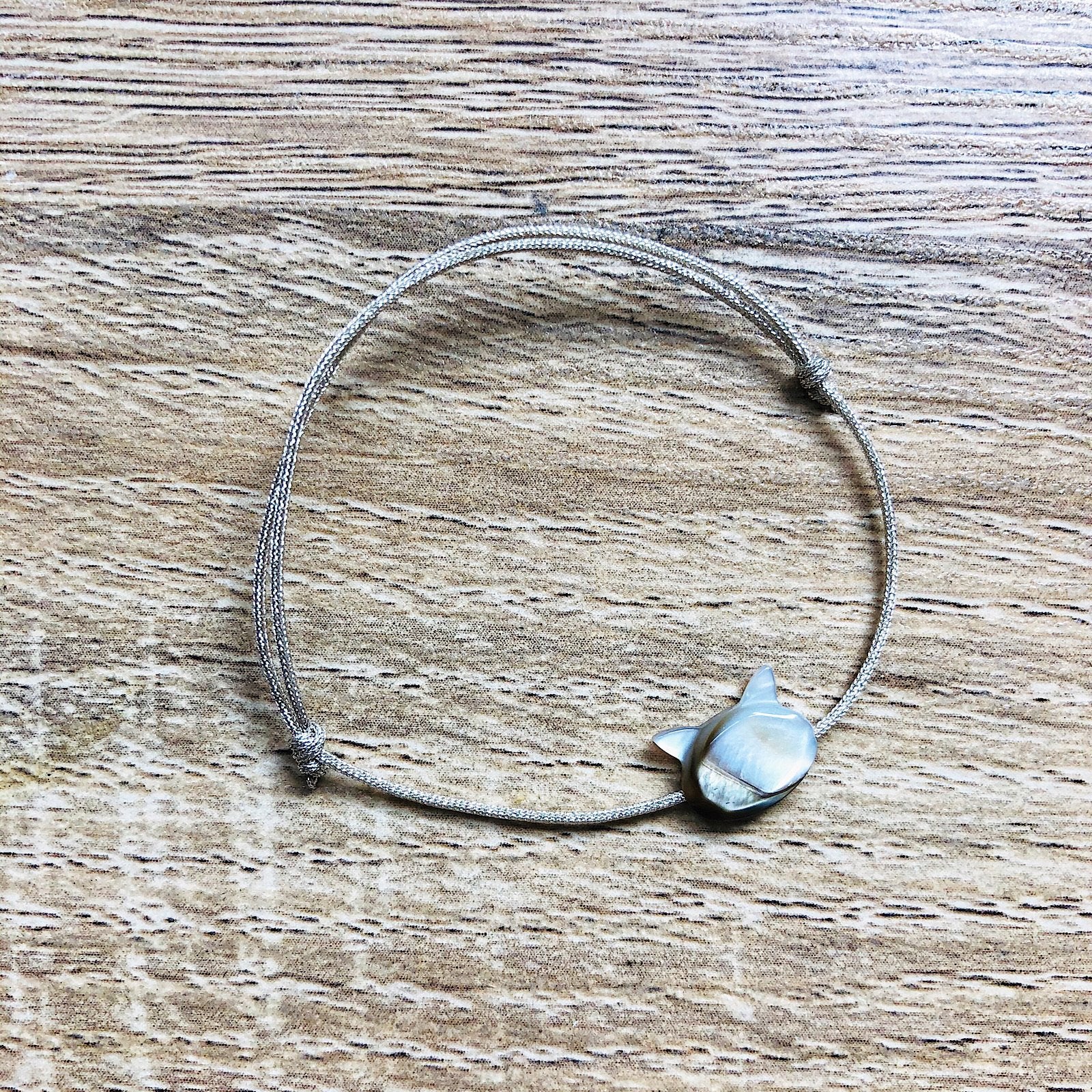 bracelet-cordon-reglable-nacre-chat-gris-argente-enfant