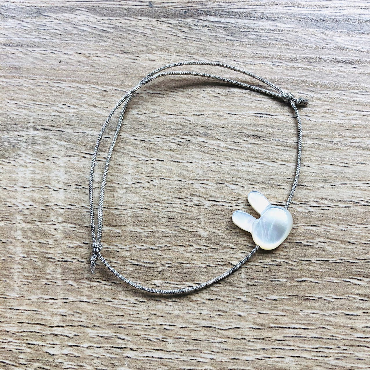 bracelet-cordon-reglable-nacre-lapin-argente-enfant