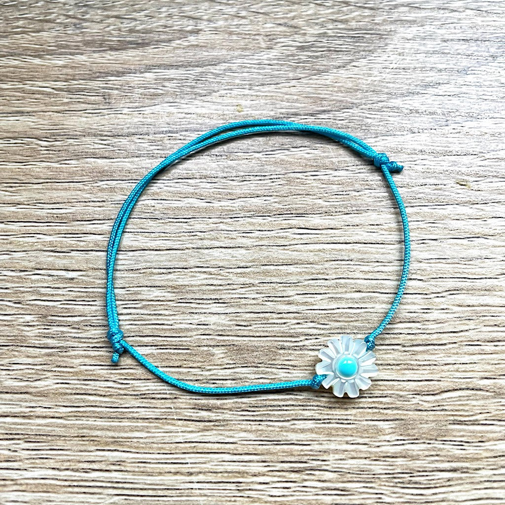     bracelet-cordon-reglable-fleur-paquerette-marguerite-nacre-bleu