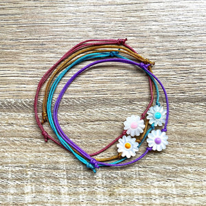     bracelet-cordon-reglable-fleur-paquerette-marguerite-nacre-colore