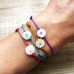     bracelet-cordon-reglable-fleur-paquerette-marguerite-nacre
