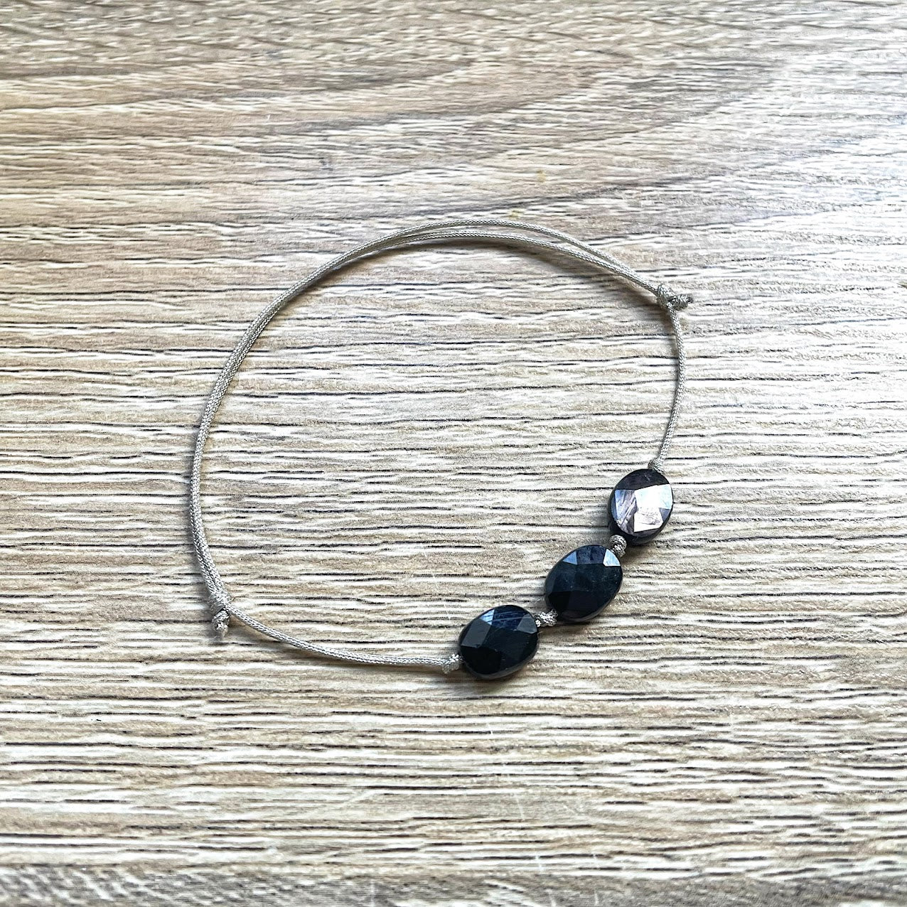 bracelet-cordon-reglable-hypersthene-noir-argente