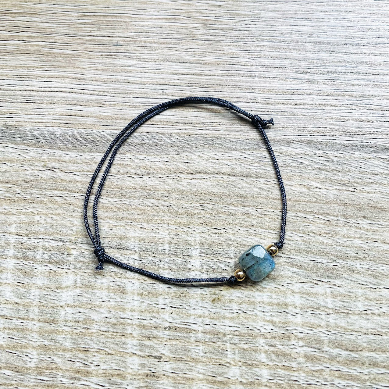 bracelet-cordon-reglable-labradorite-gris-plaque-or