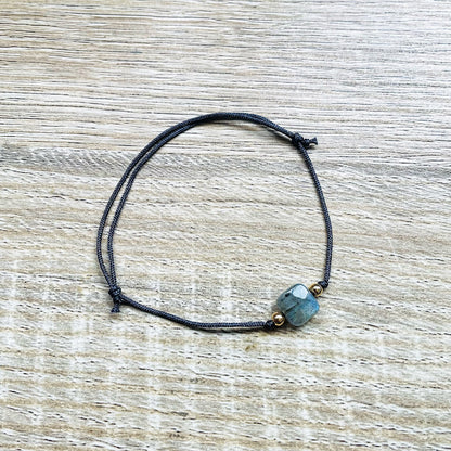 bracelet-cordon-reglable-labradorite-gris-plaque-or