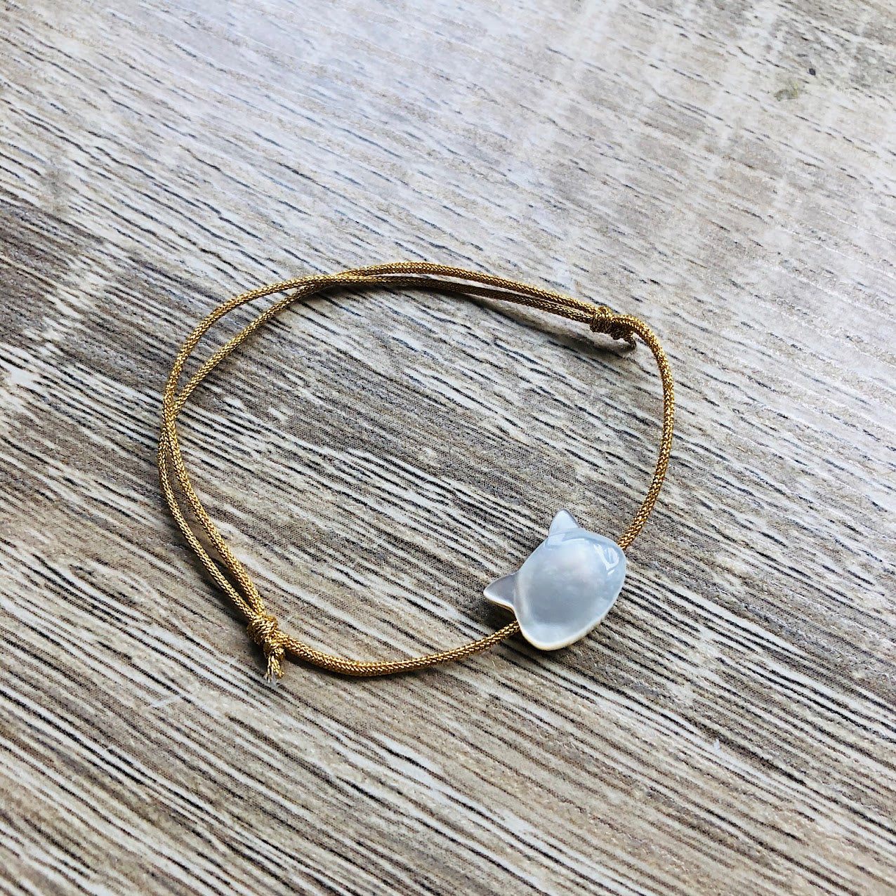 bracelet-cordon-reglable-chat-nacre-dore