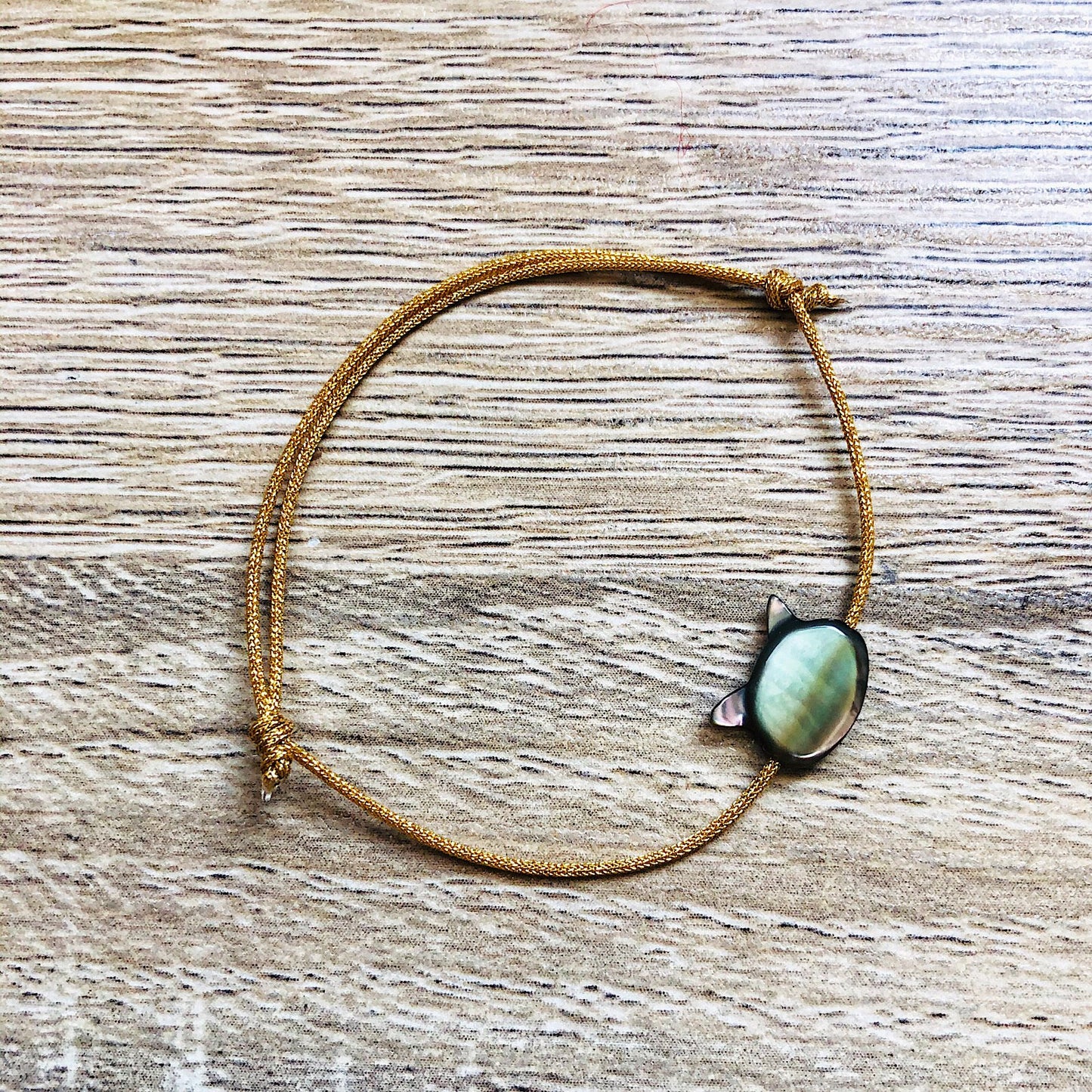 bracelet-cordon-reglable-nacre-chat-gris-fore