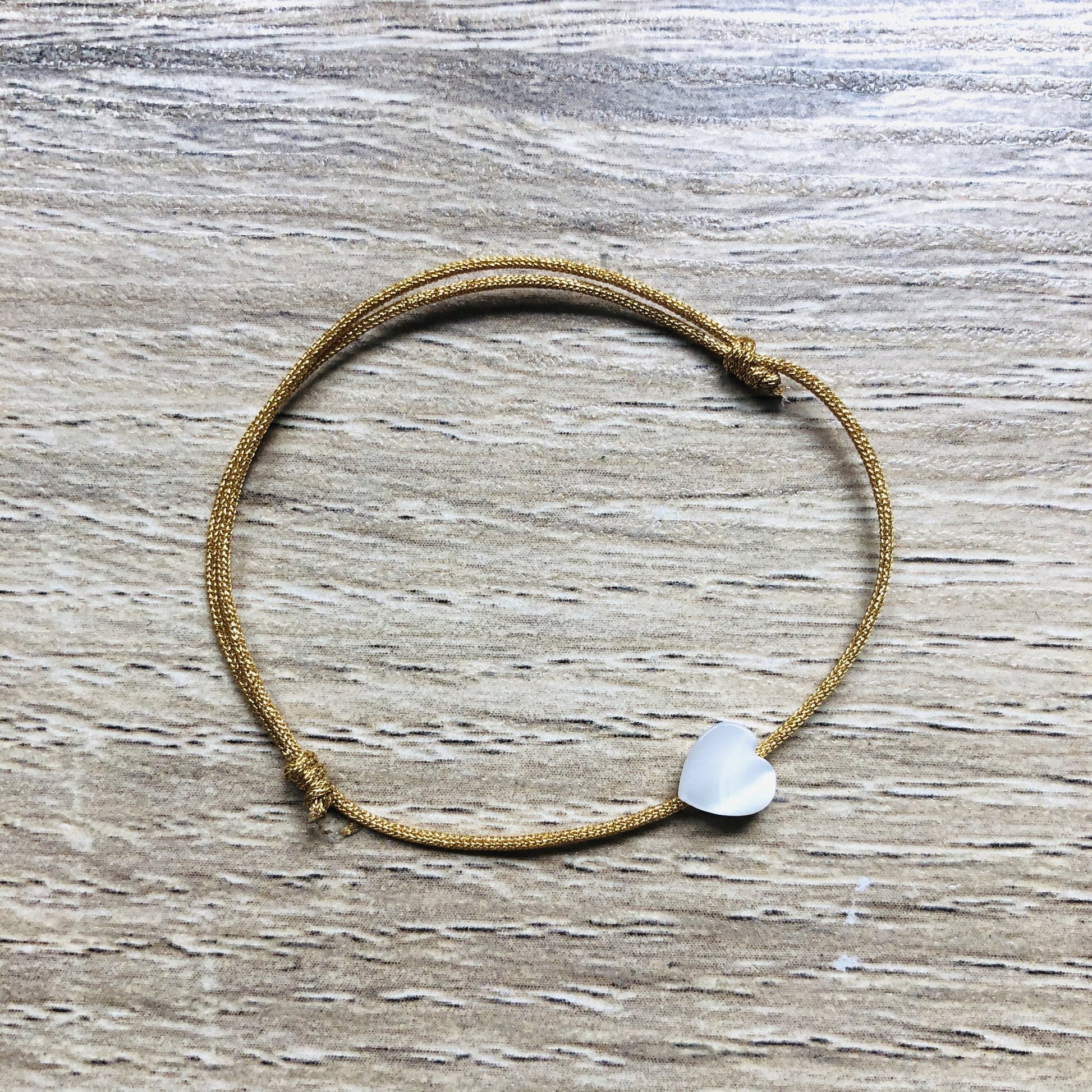 bracelet-cordon-reglable-nacre-cœur-dore
