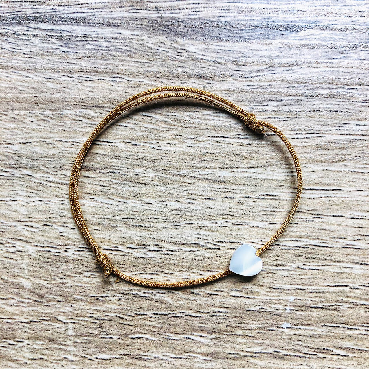 bracelet-cordon-reglable-nacre-coeur-dore