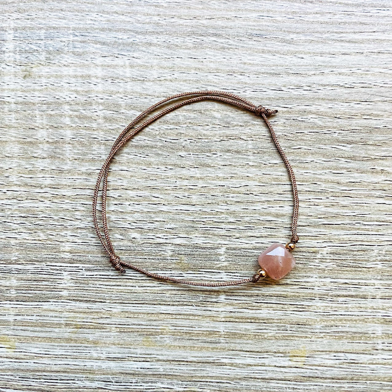 bracelet-cordon-reglable-pierre-soleil-plaque-or