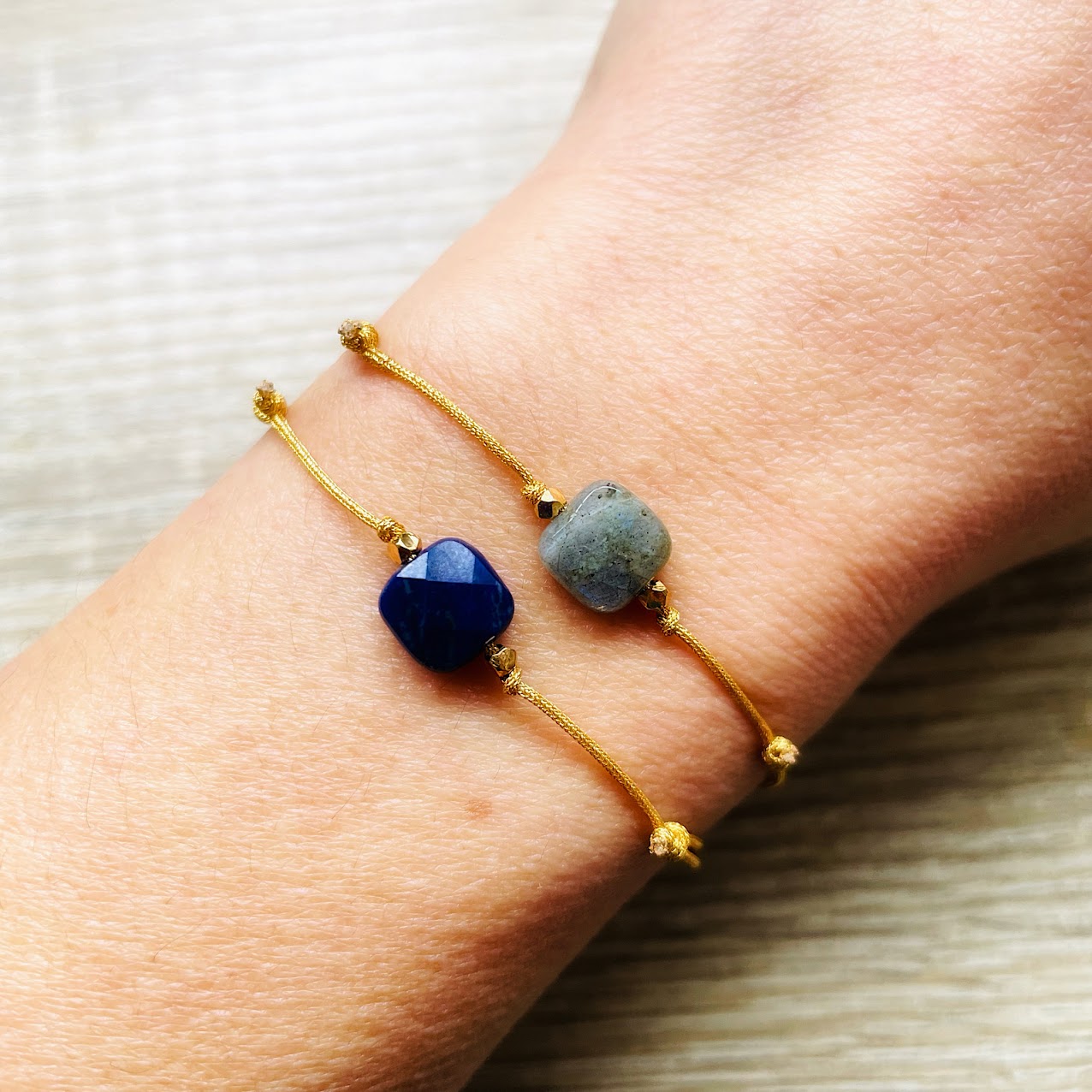 braceket-cordon-reglable-labradorite-lapis-lazuli-argent-dore