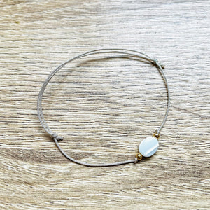 bracelet-cordon-reglable-nacre-blanc-plaque-or