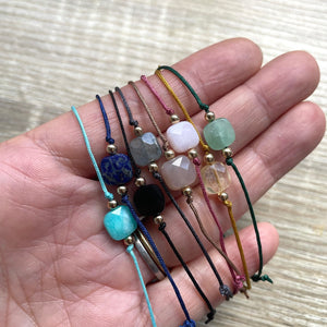 bracelets-cordon-reglable-pierres-naturelles-multicolore-main