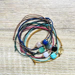 bracelets-cordon-reglable-pierres-naturelles-carre-multicolore-plaque-or