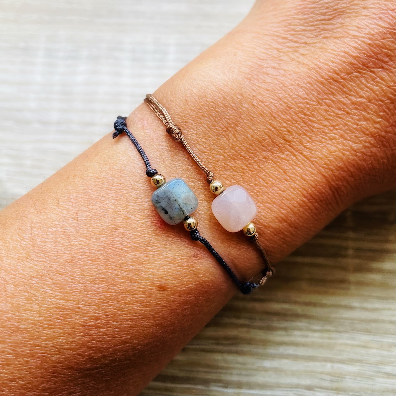 bracelets-stacking-accumulation-pierres-naturelles-multicolore-poignet