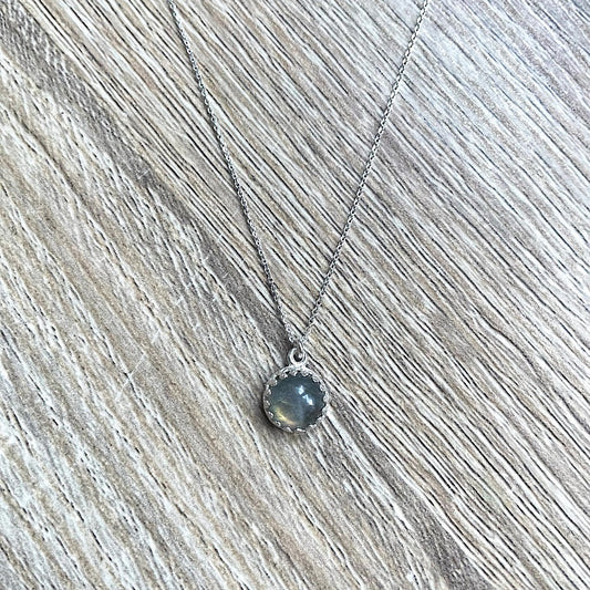 collier-fin-labradorite-gris-argent-massif