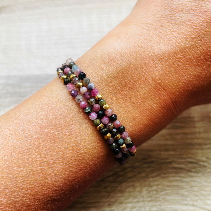 collier-transformable-bracelet-tourmaline-rose-hematite-poignet