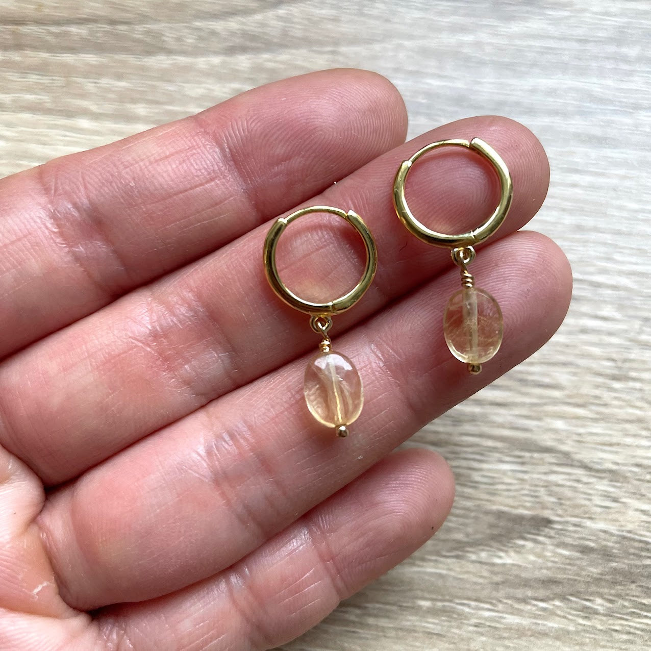 creoles-citrine-jaune-argent-massif-dore-main