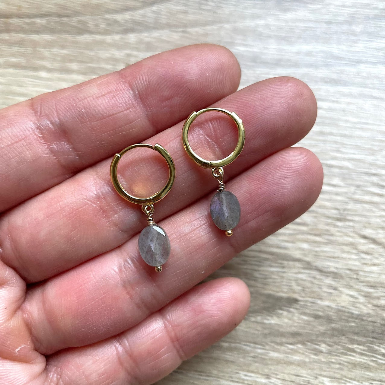 creoles-labradorite-gris-argent-massif-dore-main
