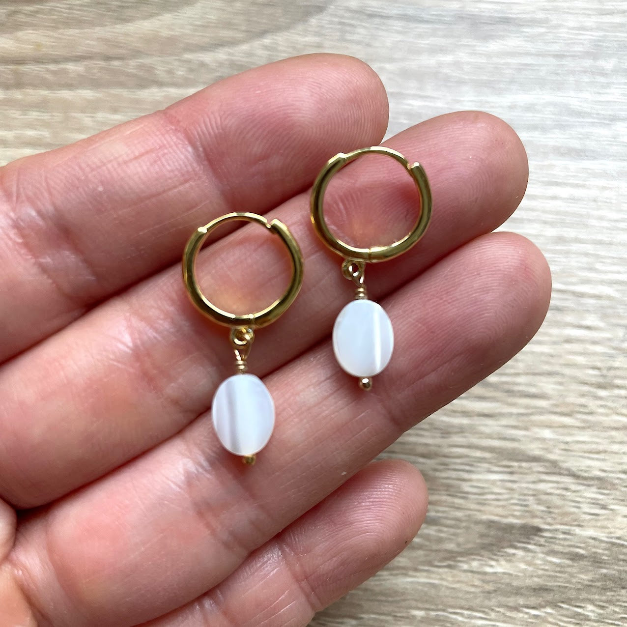 creoles-nacre-blanc-argent-massif-dore-main