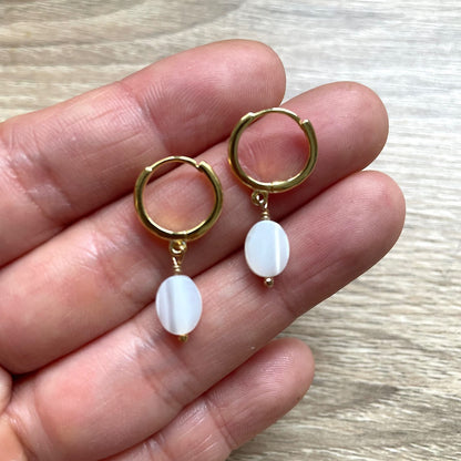 creoles-nacre-blanc-argent-massif-dore-main