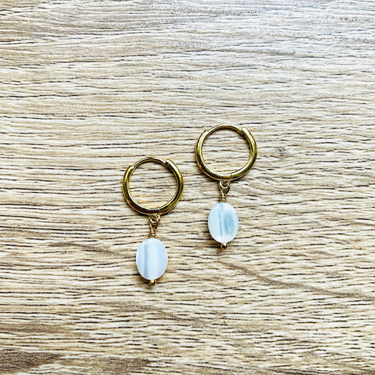 creoles-nacre-blanc-argent-massif-dore