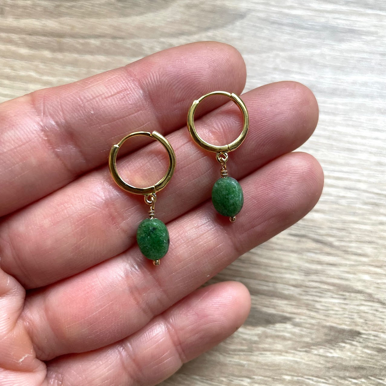 creoles-rubis-zoisite-vert-argent-massif-dore-main