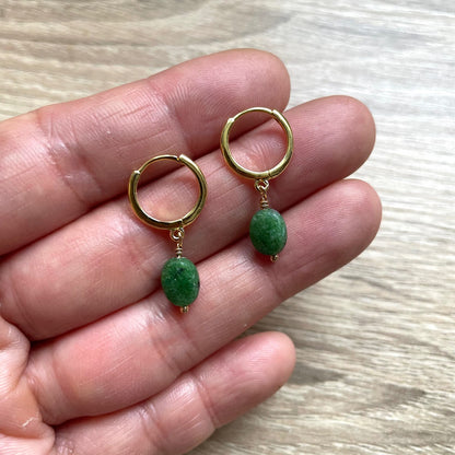 creoles-rubis-zoisite-vert-argent-massif-dore-main
