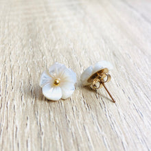 Charger l&#39;image dans la galerie, Puces d&#39;oreilles fleur nacre plaqué or Angélique