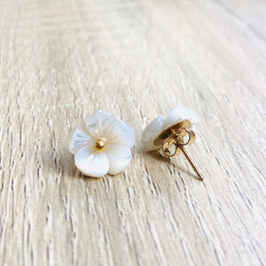 Puces d'oreilles fleur nacre plaqué or Angélique