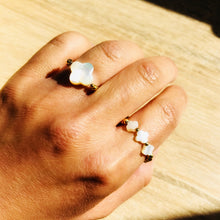 Charger l&#39;image dans la galerie, Bague petits trèfles nacre plaqué or Enora