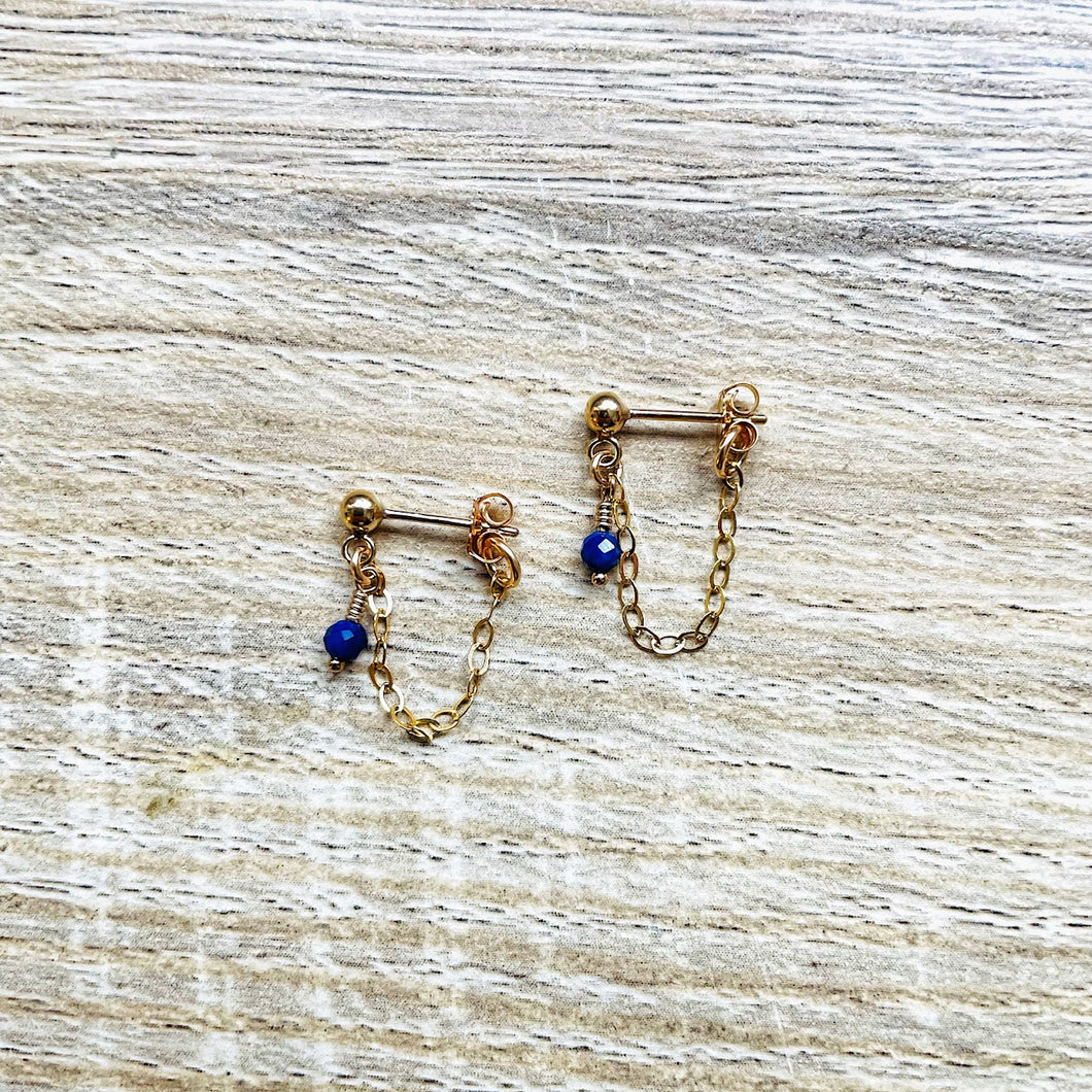 puces-oreilles-chainette-lapis-lazuli-bleu-plaque-or